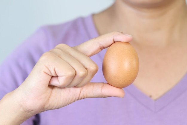 Foto manos de mujer con huevo