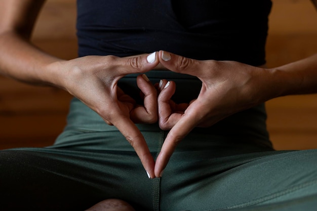 Manos de mujer latinoamericana con manos abiertas y extendidas haciendo el gesto de mano Yoni Mudra o adi shakti femenino Concepto de yoga y meditación irreconocible