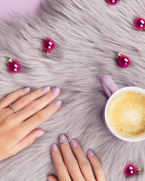 Manos de mujer con manicura de lavanda a la moda Diseño de uñas navideñas de invierno Plantilla de salón de belleza para redes sociales