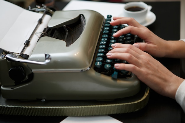 Foto manos de mujer de máquina de escribir