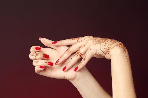 Manos de mujer con mehndi