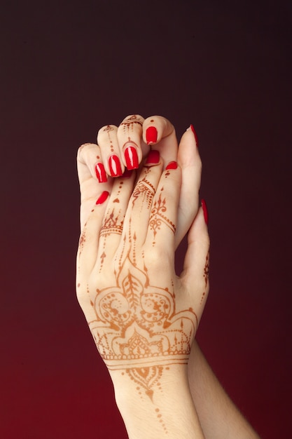 Manos de mujer con mehndi