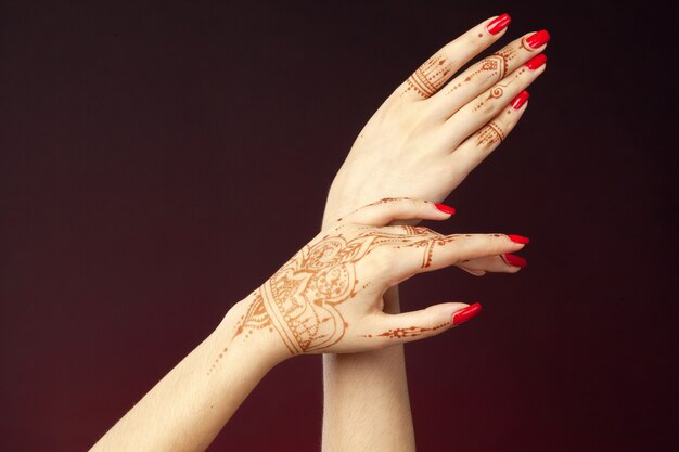 Manos de mujer con mehndi