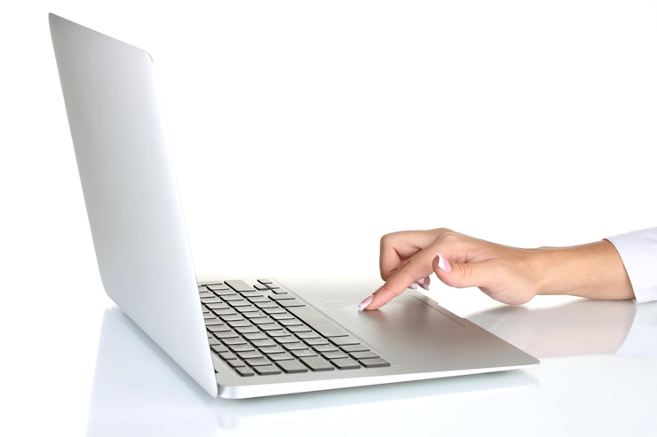 Foto las manos de una mujer de negocios escribiendo en una computadora portátil en un primer plano de fondo blanco
