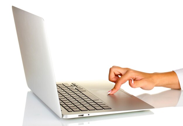 Las manos de una mujer de negocios escribiendo en una computadora portátil en un primer plano de fondo blanco