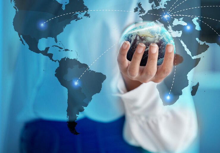 Foto manos de mujer de negocios y holograma de globo para conexión mundial de datos globales y ciberseguridad y redes azules mundo 3d o planeta tierra en persona palma para el desarrollo de software de integración