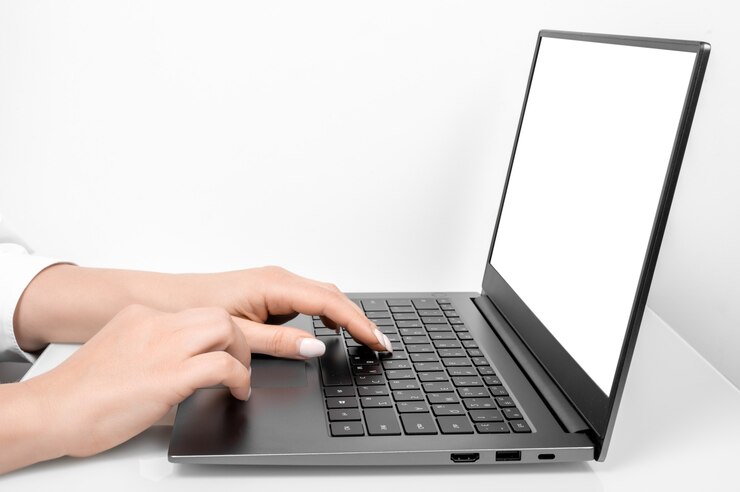 Foto manos de mujer de negocios usando computadora portátil de maqueta con computadora portátil de pantalla de vista lateral de pantalla en blanco blanca