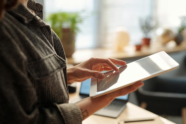 Las manos de una mujer de negocios usando una tableta