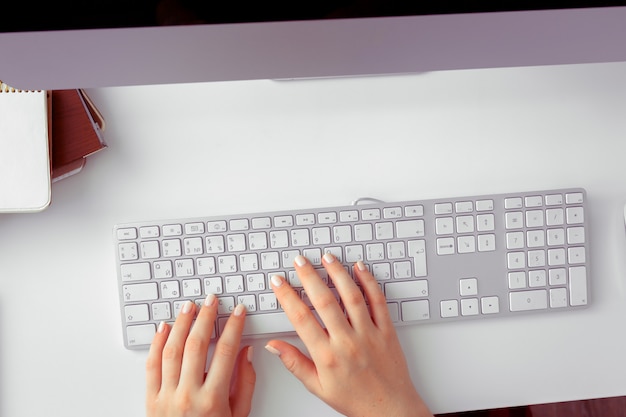 Manos de una mujer de oficina escribiendo