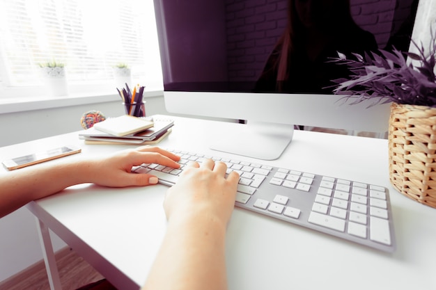 Manos de una mujer de oficina escribiendo