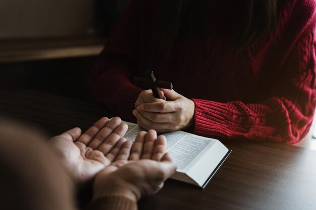 Manos de mujer orando a dios con la biblia Mujer orar por la bendición de dios Creencias religiosas Crisis de la vida cristiana oración a dios