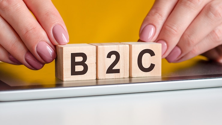 Foto manos de mujer pone unos bloques de madera con las letras b2c sobre la superficie negra del bloc de notas. b2c abreviatura de empresa a gobierno, concepto empresarial