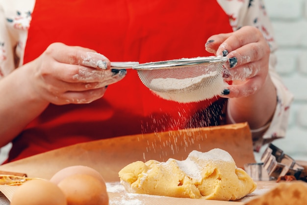 Manos de mujer preparando masa para galletas de cerca