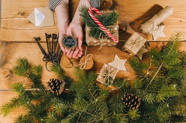 Manos de mujer preparando para Navidad