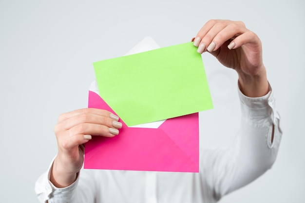 Manos de mujer profesional poniendo carta con mensaje crucial en sobre empresaria teniendo