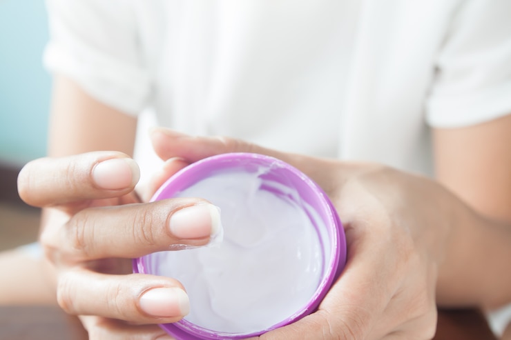 Foto las manos de mujer prueban la crema blanqueadora alérgica