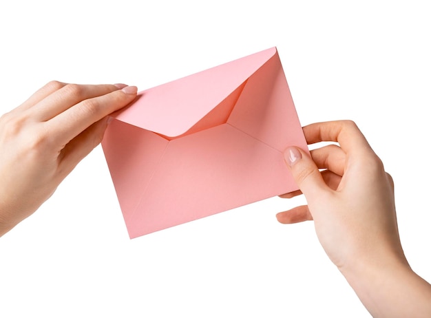 Foto manos de mujer sosteniendo y abriendo una carta de amor rosa aislada en fondo blanco. concepto de día de san valentín. foto de alta calidad