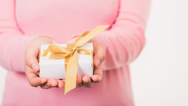 Manos de mujer sosteniendo caja de paquete de regalo de San Valentín presente papel envuelto con cinta