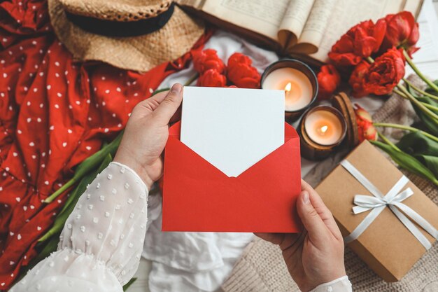 Manos de mujer sosteniendo una carta en un sobre artesanal Concepto del Día de la Madre o el Día de San Valentín Lugar para el texto