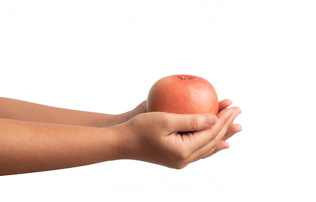 Manos de mujer sosteniendo una manzana roja aislada en blanco