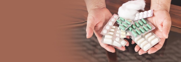 Manos de mujer sosteniendo pastillas en casa