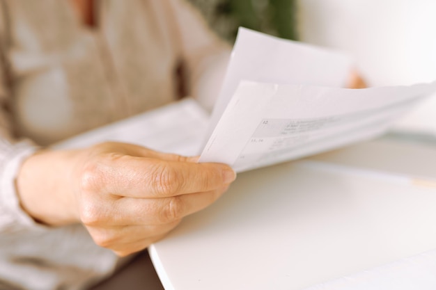 Las manos de la mujer sosteniendo un sobre con una carta