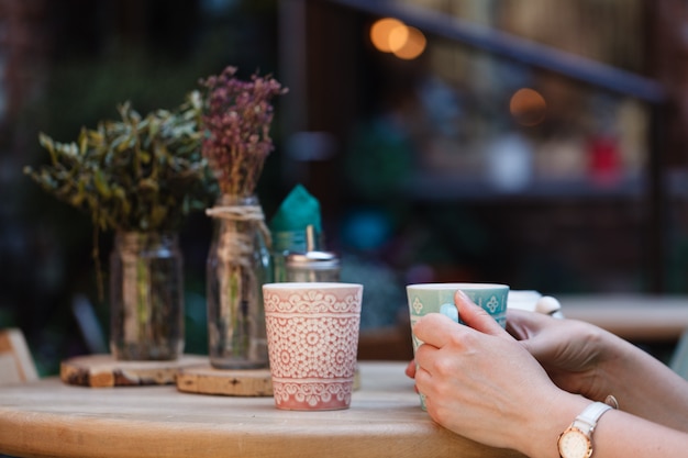 Manos de mujer sosteniendo la taza de café