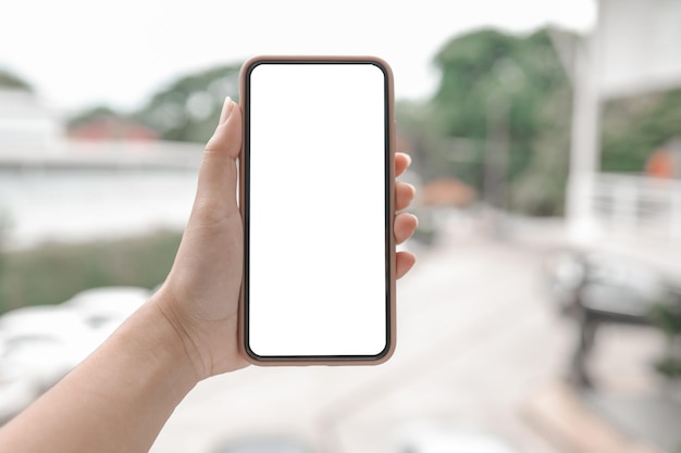 Manos de mujer sosteniendo teléfono celular copia en blanco pantalla de espacio teléfono inteligente con concepto de tecnología