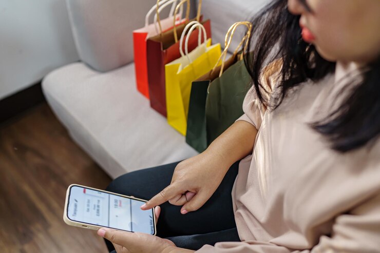 Foto manos de mujer sosteniendo teléfono celular usando smartphonexasale bolsas de compras consumismo concepto de estilo de vida en el centro comercial con bolsa de compras