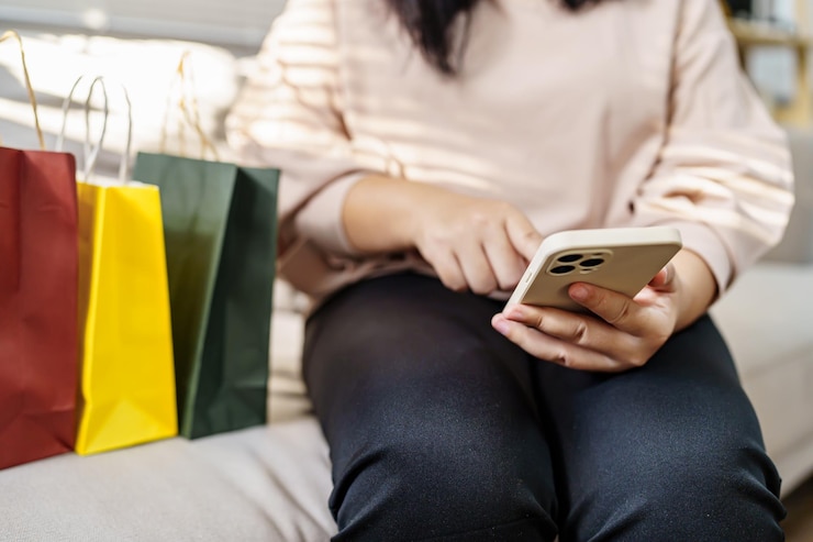 Foto manos de mujer sosteniendo teléfono celular usando smartphonexasale bolsas de compras consumismo concepto de estilo de vida en el centro comercial con bolsa de compras