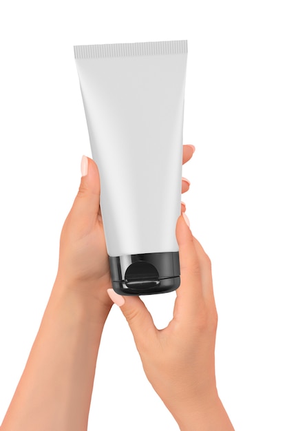 Manos de mujer sosteniendo el tubo blanco de la maqueta, aislado sobre fondo blanco. Tubo de crema en la mano Crema en concepto de cuidado de piel suave sedoso y saludable. Manos de mujer hermosa sosteniendo el tubo de crema con aislado en blanco