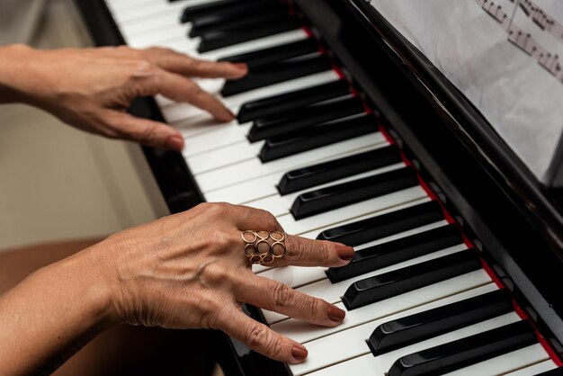 Manos de mujer talentosa tocando el piano por la noche en casa Musicalidad y perfección