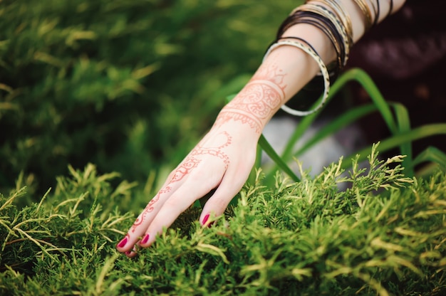 Manos de mujer con tatuaje mehndi negro. Manos de mujer novia India con tatuajes de henna negro. Moda. India