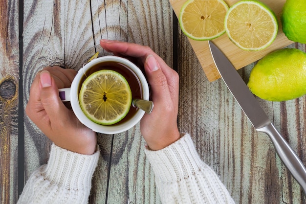 Foto manos de mujer con taza de té