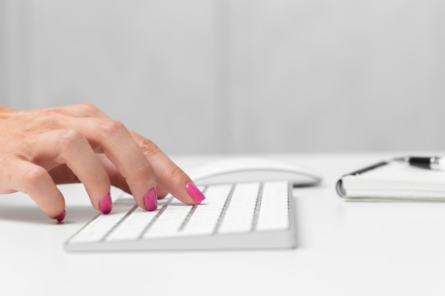 Manos de mujer en un teclado