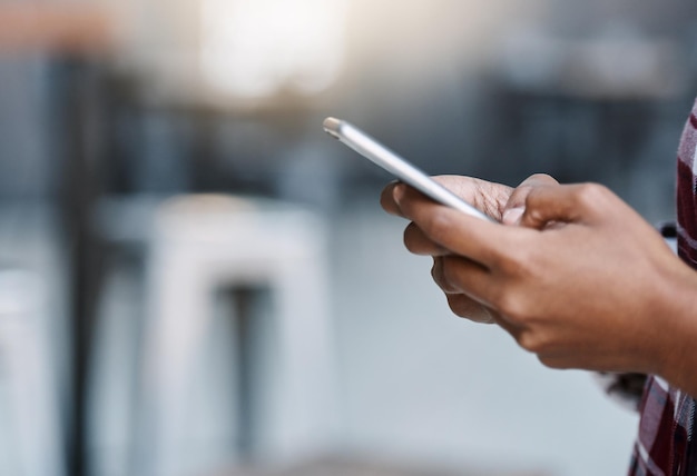 Manos de mujer y teléfono de estudiante escribiendo en las redes sociales para mensajes de texto de comunicación o redes en el campus Mano de persona o estudiante universitario chateando en la aplicación de teléfono inteligente móvil en espacio de maqueta