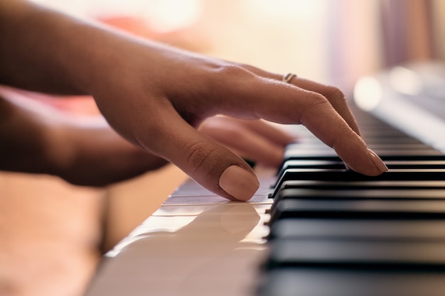 Manos de mujer tocando el piano