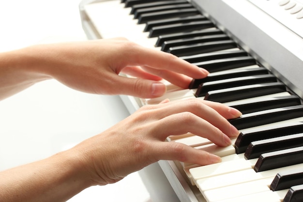 Manos de mujer tocando el sintetizador