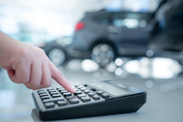 Manos de mujer trabajando en calculadora de cerca