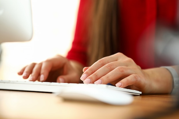 Foto manos de mujer trabajando en el teclado de la computadora en la oficina