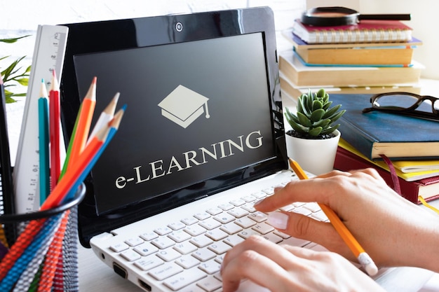 Foto manos de mujer usando computadora portátil lugar de trabajo con computadora y libros concepto de educación en línea elearning