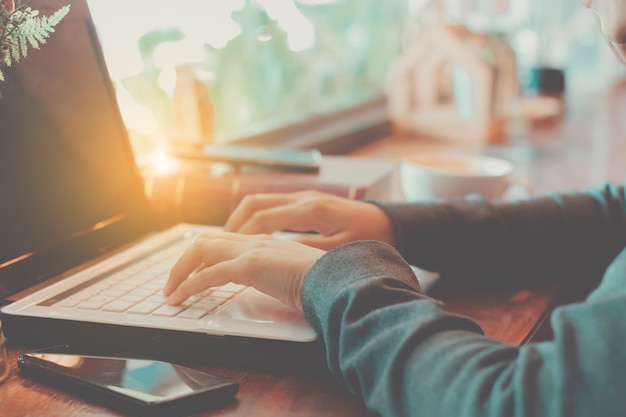 manos de mujer usando computadora portátil trabajando