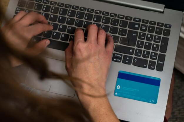 las manos de la mujer usando su computadora y una tarjeta bancaria es el espacio de copia de tecnología financiera en línea