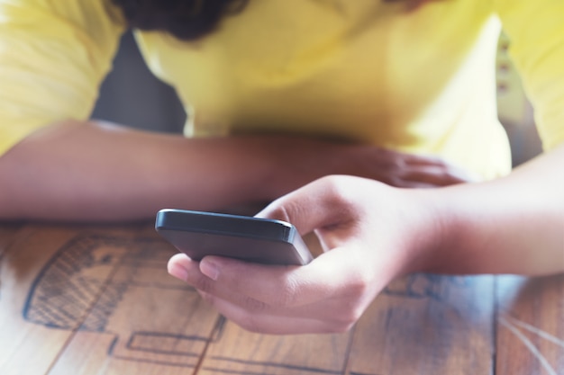 Manos de mujer usando en su teléfono inteligente