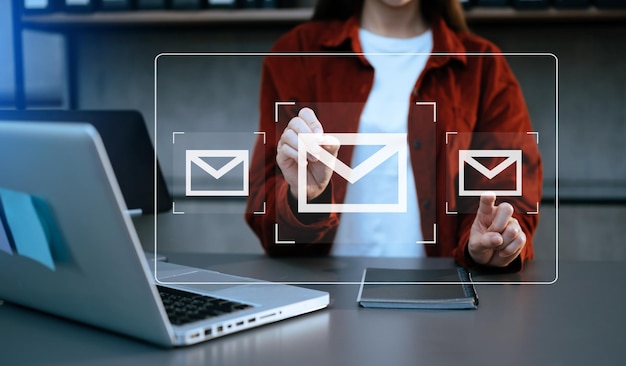 Las manos de la mujer usando una tableta portátil escribiendo en el teclado y navegando por Internet con el icono de correo electrónico concepto de marketing de correo electrónico enviar correo electrónico o boletín informativo en línea tecnología de red de Internet de trabajo xAxA