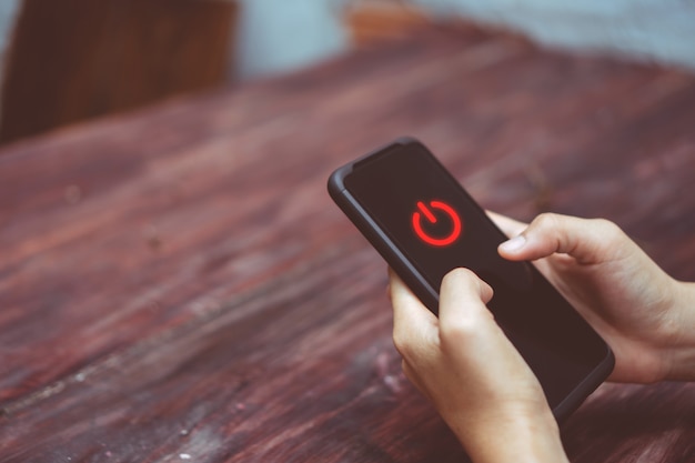 Foto manos de mujer usando un teléfono inteligente