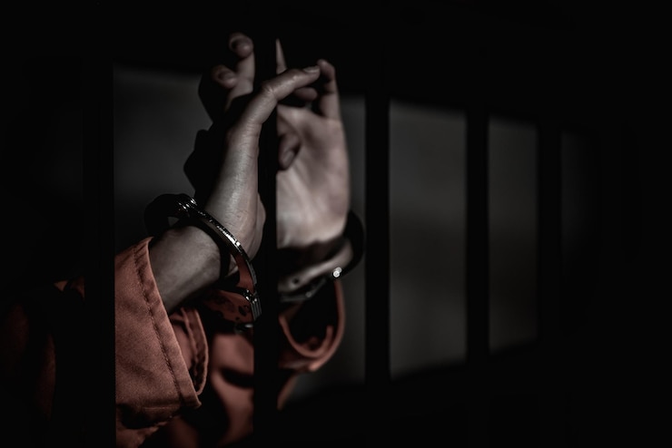 Foto manos de mujeres desesperadas por atrapar la prisión de hierroconcepto de prisionerogente de tailandiaesperanza de ser libresi violan la ley serían arrestados y encarcelados
