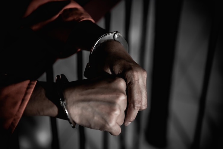 Foto manos de mujeres desesperadas por atrapar la prisión de hierroconcepto de prisionerogente de tailandiaesperanza de ser libresi violan la ley serían arrestados y encarcelados