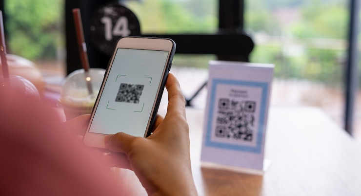 Foto las manos de las mujeres están usando el teléfono para escanear el código qr y seleccionar el menú de comida. escanee para obtener descuentos o pagar alimentos. el concepto de usar un teléfono para transferir dinero o pagar dinero en línea sin efectivo.