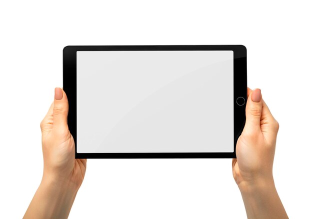 Las manos de las mujeres sosteniendo una tableta con pantalla en blanco